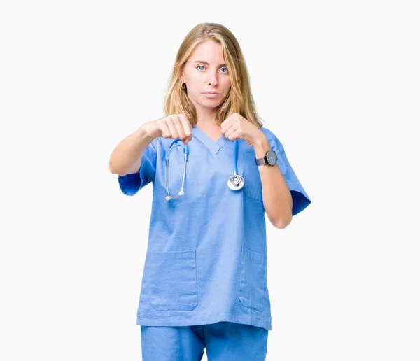 Piękny Młody Lekarz Kobieta Noszenia Uniform Medyczny Białym Tle Pięść — Zdjęcie stockowe