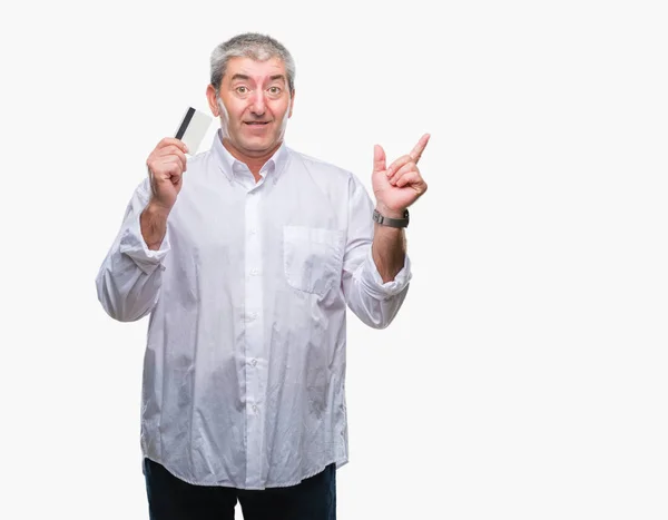 Bonito Homem Idoso Segurando Cartão Crédito Sobre Fundo Isolado Muito — Fotografia de Stock