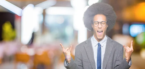 Giovane Uomo Affari Afro Americano Con Capelli Afro Che Indossa — Foto Stock