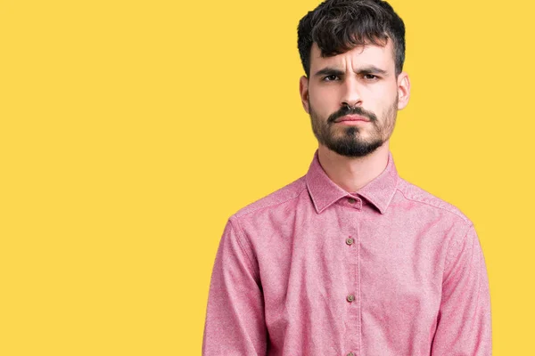 Mladý Pohledný Muž Nosit Růžové Košile Nad Izolované Pozadí Skeptik — Stock fotografie