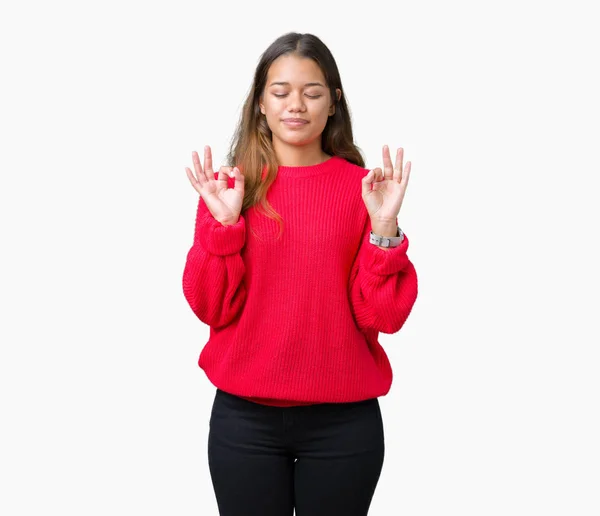 Joven Mujer Morena Hermosa Vistiendo Suéter Rojo Invierno Sobre Fondo —  Fotos de Stock