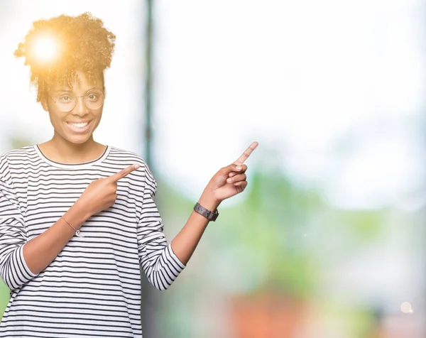 Mooie Jonge African American Vrouw Het Dragen Van Bril Geïsoleerde — Stockfoto