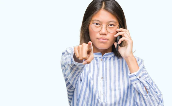 Junge Asiatin Telefoniert Über Isolierten Hintergrund Und Zeigt Mit Dem — Stockfoto