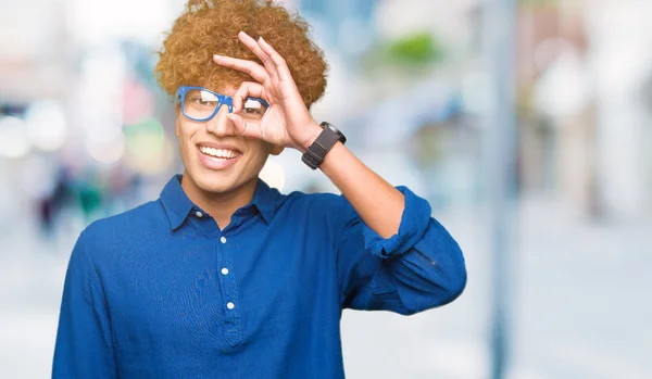 Giovane Bell Uomo Con Capelli Afro Indossa Occhiali Blu Facendo — Foto Stock