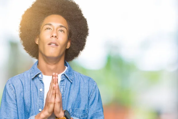Jovem Afro Americano Com Cabelo Afro Implorando Orando Com Mãos — Fotografia de Stock