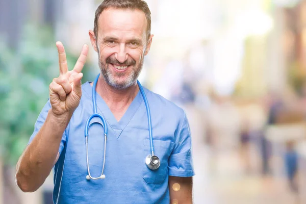 Middelbare Leeftijd Hoary Senior Arts Man Medische Uniform Dragen Geïsoleerd — Stockfoto