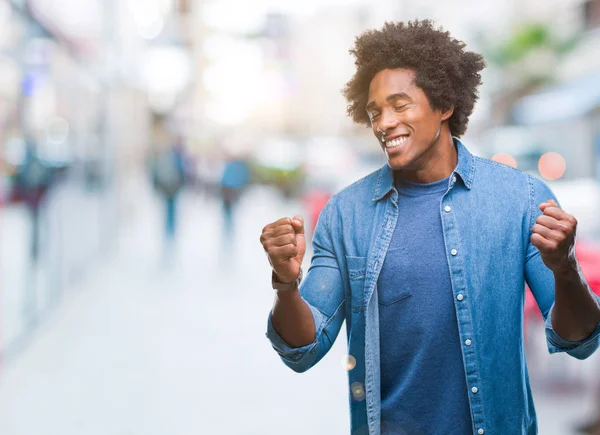 Hombre Afroamericano Sobre Fondo Aislado Muy Feliz Emocionado Haciendo Gesto —  Fotos de Stock