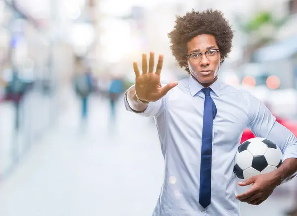 Hombre Mánager Afroamericano Sosteniendo Pelota Fútbol Sobre Fondo Aislado Con —  Fotos de Stock