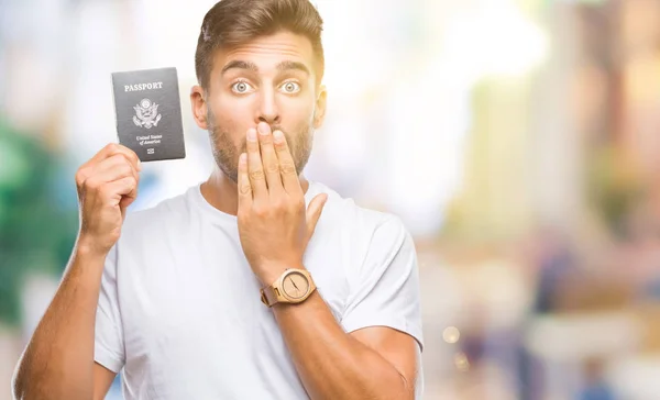 Mladý Pohledný Muž Drží Passport Usa Izolované Pozadí Kryt Ústa — Stock fotografie