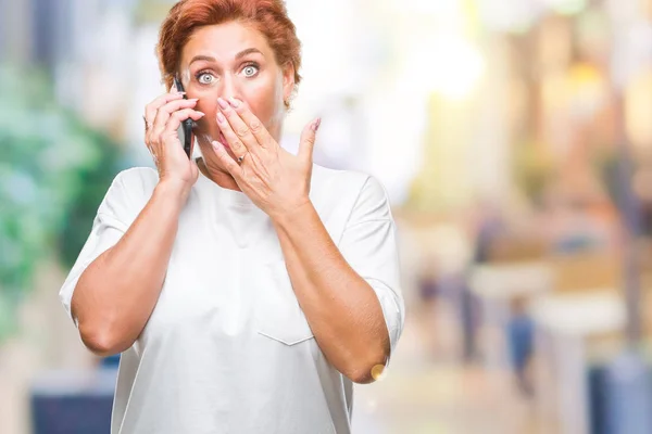 Atractiva Mujer Pelirroja Caucásica Mayor Hablando Teléfono Inteligente Sobre Una — Foto de Stock