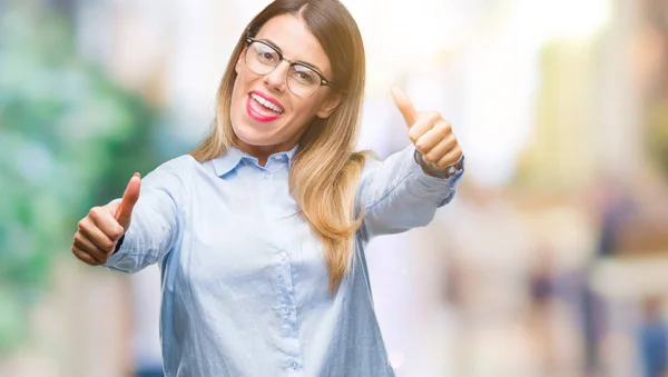 Joven Mujer Negocios Hermosa Con Gafas Sobre Fondo Aislado Aprobando — Foto de Stock