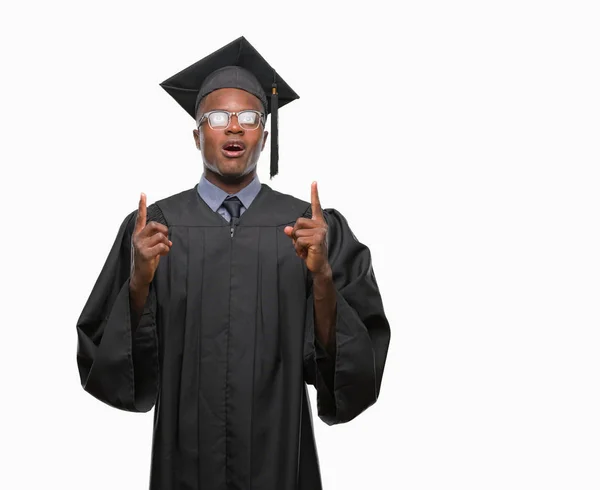 Joven Hombre Afroamericano Graduado Sobre Fondo Aislado Asombrado Sorprendido Mirando — Foto de Stock