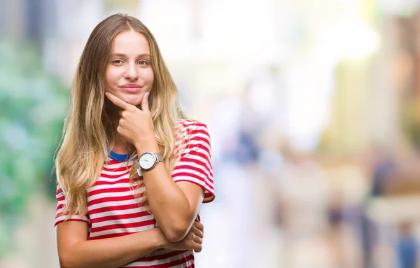 Joven Mujer Rubia Hermosa Sobre Fondo Aislado Mirando Con Confianza —  Fotos de Stock