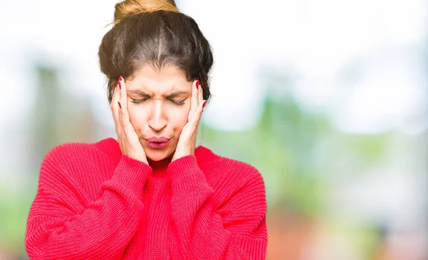 Giovane Bella Donna Indossa Maglione Rosso Panino Con Mano Sulla — Foto Stock