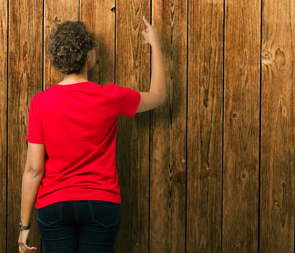 Mooie Jonge African American Vrouw Dragen Bril Geïsoleerde Achtergrond Posing — Stockfoto