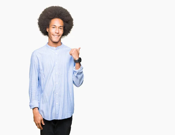 Junger Afrikanisch Amerikanischer Mann Mit Afrohaaren Lächelt Mit Glücklichem Gesicht — Stockfoto