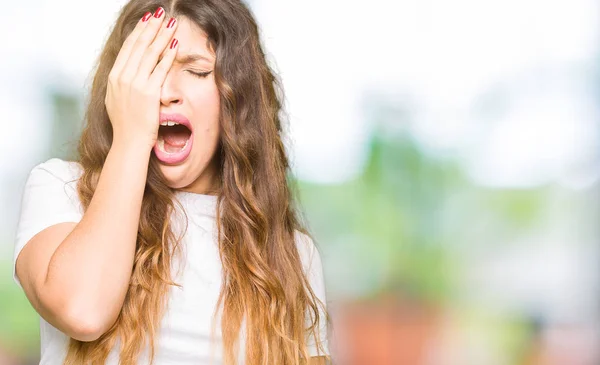 Jeune Belle Femme Portant Shirt Blanc Décontracté Bâillement Fatigué Couvrant — Photo