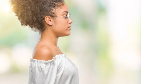 Młody Afro American Kobieta Okularach Białym Tle Patrząc Bok Zrelaksować — Zdjęcie stockowe