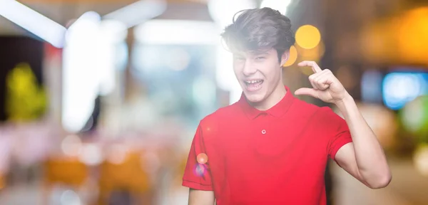Joven Hombre Guapo Con Camiseta Roja Sobre Fondo Aislado Sonriente —  Fotos de Stock