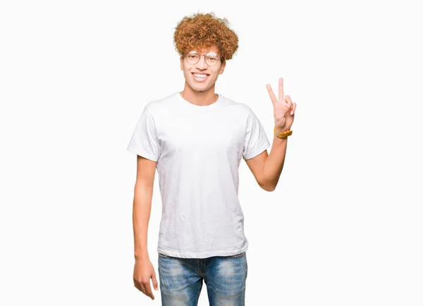 Stilig Ung Man Med Afro Hår Glasögon Leende Med Glada — Stockfoto