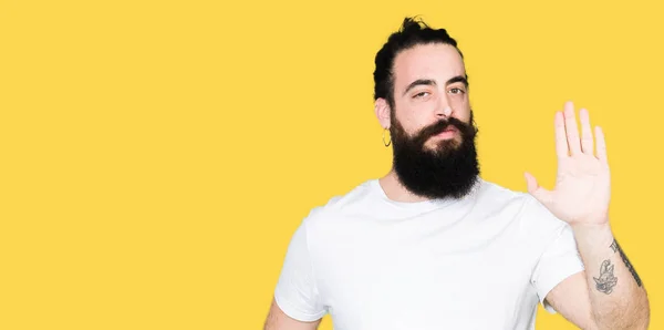 Joven Hipster Hombre Con Pelo Largo Barba Con Camiseta Blanca —  Fotos de Stock