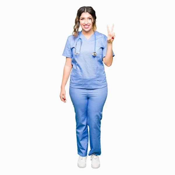 アダルト女医女性医療の統一表示と指で上向きを身に着けている数は自信を持って 幸せな笑みを浮かべている間 — ストック写真