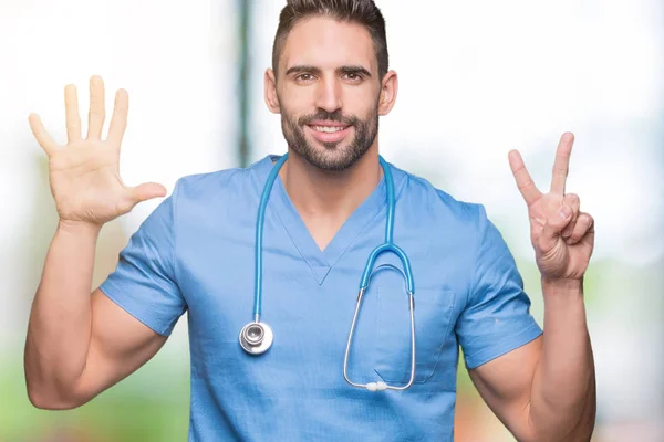 Bonito Jovem Cirurgião Médico Homem Sobre Fundo Isolado Mostrando Apontando — Fotografia de Stock