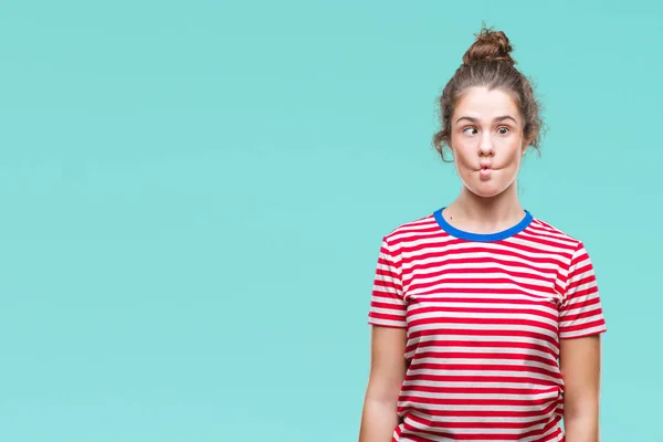 Hermosa Morena Pelo Rizado Joven Con Mirada Casual Sobre Fondo —  Fotos de Stock