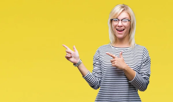 Jovem Mulher Loira Bonita Vestindo Óculos Sobre Fundo Isolado Sorrindo — Fotografia de Stock