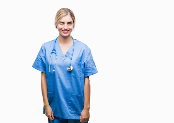 Młoda Piękna Blondynka Lekarz Chirurg Pielęgniarka Kobieta Białym Tle Mrugając — Zdjęcie stockowe