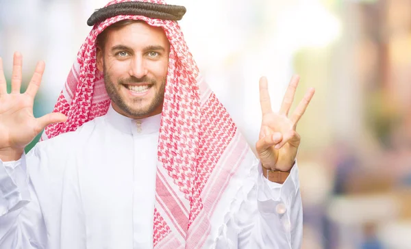 Giovane Bell Uomo Che Indossa Keffiyeh Sfondo Isolato Mostrando Indicando — Foto Stock