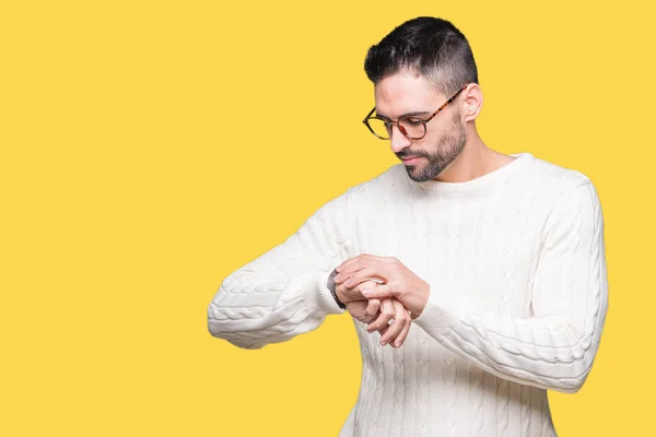 Joven Hombre Guapo Con Gafas Sobre Fondo Aislado Comprobación Hora — Foto de Stock