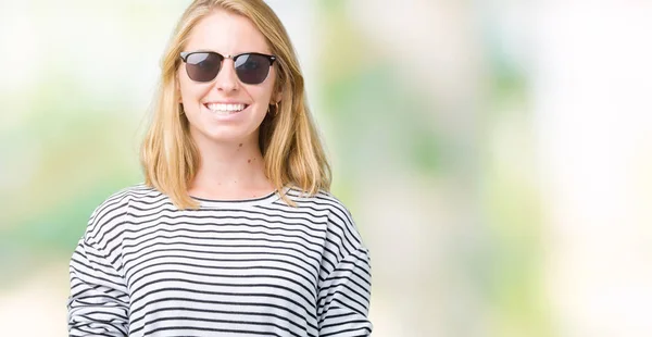 Mulher Bonita Usando Óculos Sol Sobre Fundo Isolado Com Sorriso — Fotografia de Stock