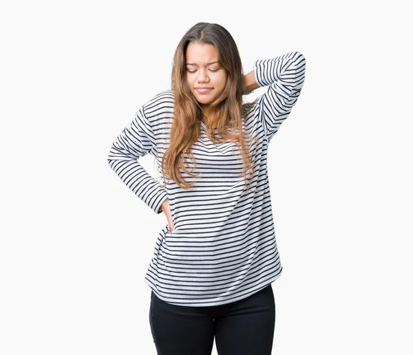 若い美しいブルネットの女性着用ストライプ セーター分離上背景手 筋肉痛と首に触れる首の痛みけがの苦しみ — ストック写真