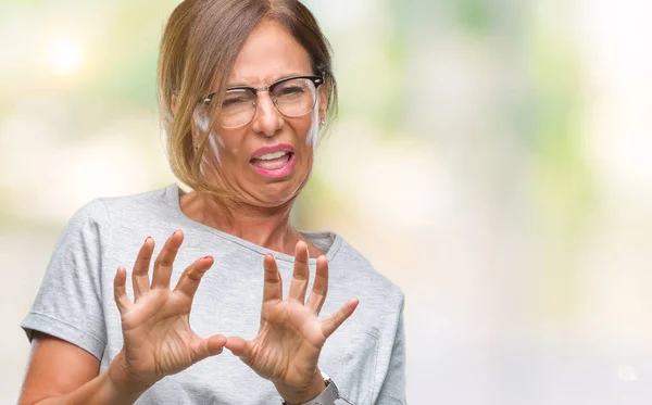 Mulher Hispânica Meia Idade Usando Óculos Sobre Fundo Isolado Expressão — Fotografia de Stock