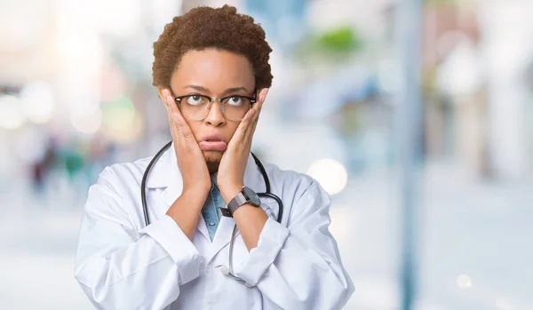 Junge Afrikanisch Amerikanische Ärztin Trägt Medizinischen Mantel Über Isoliertem Hintergrund — Stockfoto