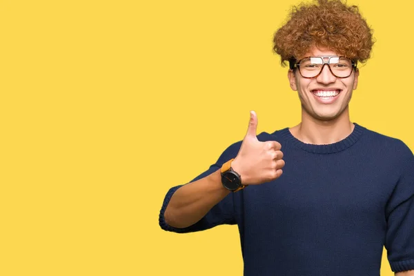 Joven Hombre Guapo Con Gafas Afro Haciendo Gesto Feliz Con —  Fotos de Stock