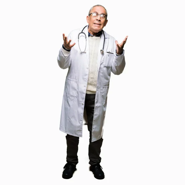 Όμορφος Ανώτερος Γιατρός Άνθρωπος Φορώντας Ιατρική Παλτό Γιορτάζει Έκπληκτος Κατάπληκτος — Φωτογραφία Αρχείου