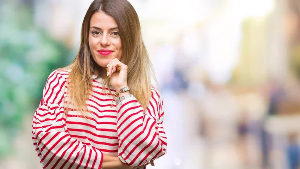 Jovem Bela Mulher Listras Casuais Camisola Inverno Sobre Fundo Isolado — Fotografia de Stock