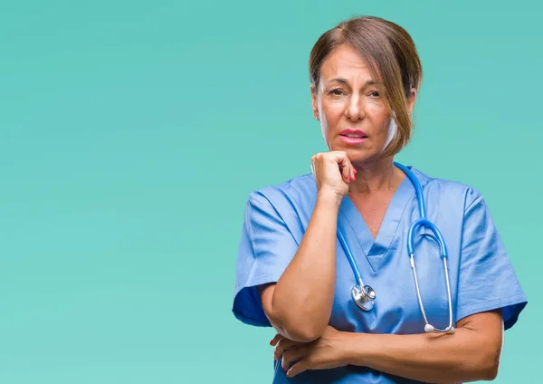 Enfermera Médica Senior Mediana Edad Mujer Sobre Fondo Aislado Pensando — Foto de Stock