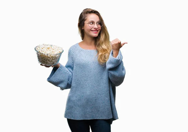 Ung Vacker Blond Kvinna Äta Popcorn Över Isolerade Bakgrund Pekar — Stockfoto