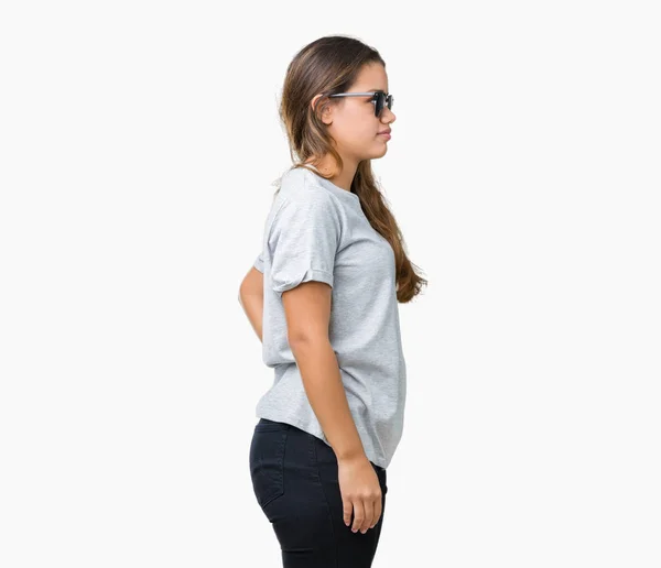 Junge Schöne Brünette Frau Trägt Sonnenbrille Über Isoliertem Hintergrund Zur — Stockfoto