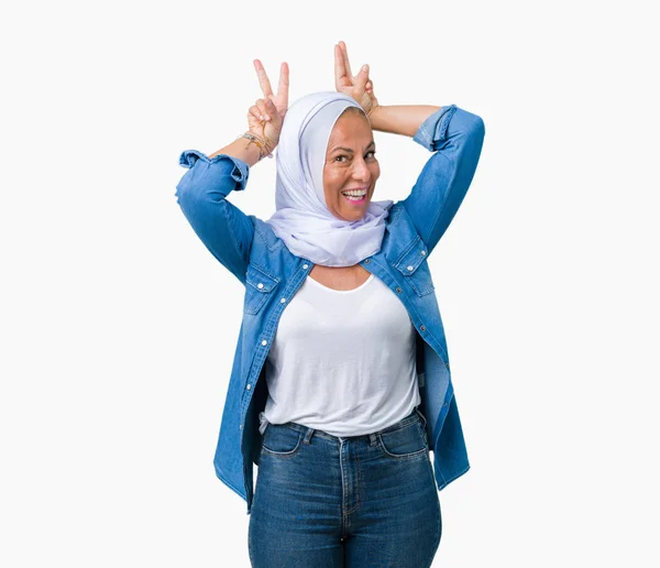 Medelåldern Östra Arabisk Kvinna Som Bär Arabiska Hijab Över Isolerade — Stockfoto