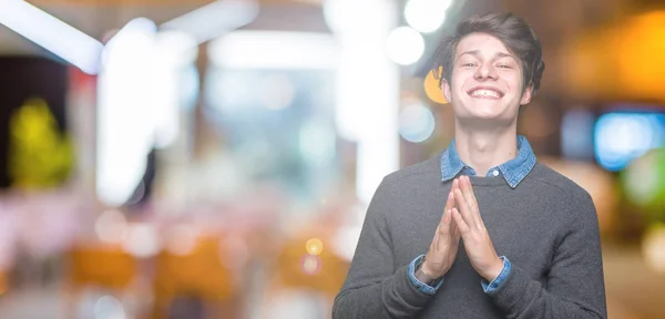 Ung Snygg Elegant Man Över Isolerade Bakgrund Händer Tillsammans Och — Stockfoto