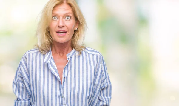 Blonde Geschäftsfrau Mittleren Alters Mit Isoliertem Hintergrund Verängstigt Und Schockiert — Stockfoto