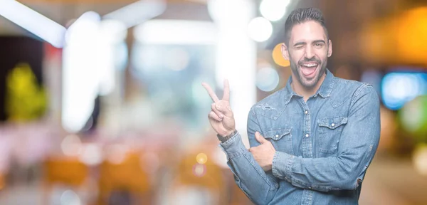 Jonge Knappe Man Geïsoleerde Achtergrond Glimlachend Met Blij Gezicht Winking — Stockfoto