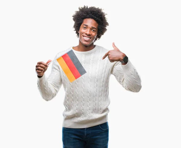 非洲裔美国人德国国旗在孤立的背景与惊讶的脸指向自己的手指 — 图库照片