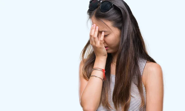 若いアジアの女性は泣きながら手で顔を覆っている悲しそうな表情で孤立した背景にサングラスをかけています うつ病の概念 — ストック写真