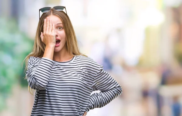 Joven Hermosa Mujer Rubia Con Gafas Sol Sobre Fondo Aislado —  Fotos de Stock