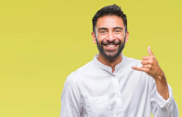 Дорослий Іспаномовний Чоловік Над Ізольованим Тлом Посміхається Робити Телефонний Жест — стокове фото